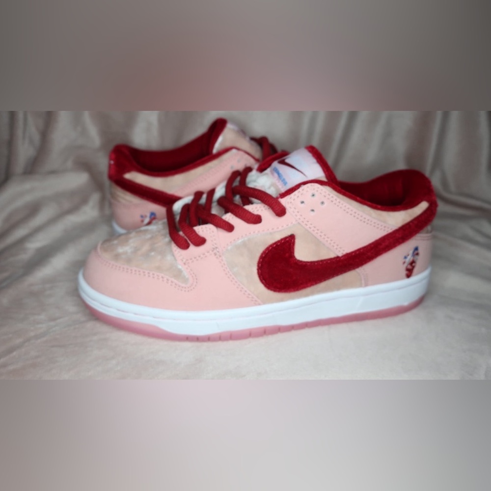 NIKE SB DUNKS LOW - STRANGELOVE